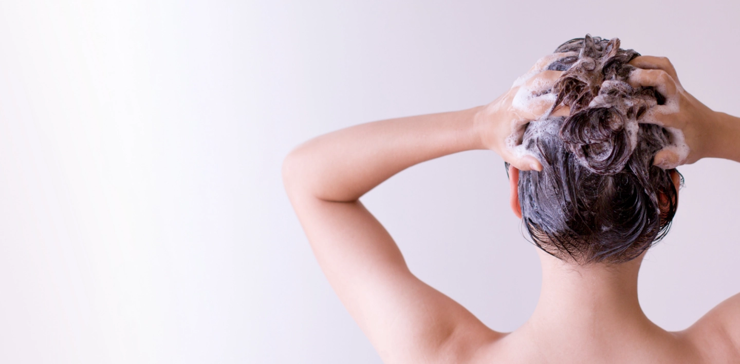 Shampooing hair
